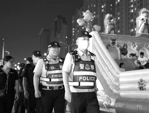 济南振兴街派出所民警在辖区内巡逻